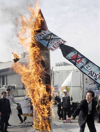 Protestující v Jiní Koreji palí portrét vdce Severní Koreji Kim ong-ila. Dává tím najevo svj nesouhlas vi avizovanému testu rakety KLDR.