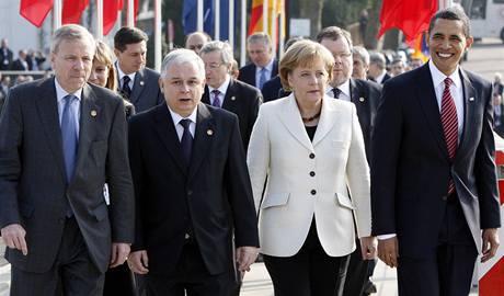 Setkn astnk summitu NATO v nmeckm Kehlu. Zleva souasn generln tajmenk NATO Jaap de Hoop Scheffer, polsk prezident Lech Kaczynski, nmeck premirka Angela Merkelov a prezident USA Barack Obama.