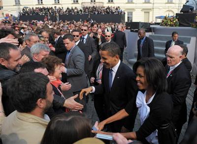 Obamovi se zdraví s lidmi, kteí si pili vyslechnout projev amerického prezidenta na Hradanské námstí.
