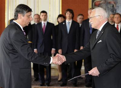 Prezident republiky Václav Klaus (vpravo) jmenoval 9. dubna v Praze Jana Fischera do funkce pedsedy vlády R. 