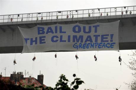 Protest hnutí Greenpeace na Nuselském most.