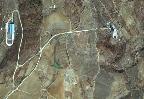 Satelitn snmek severokorejskho z bezna, na nm je patrn odpalovac rampa (objekty vpravo).