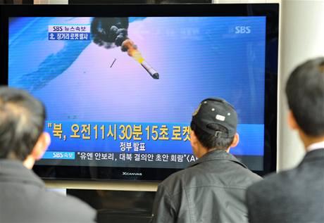 Jihokorejci napjat sledují televizní zpravodajství o vystelené raket.