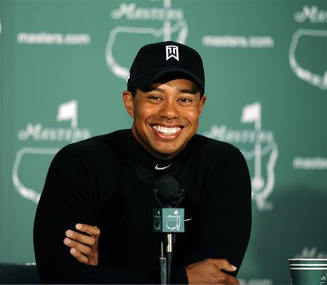 Tiger Woods na tiskov� konferenci p�ed turnajem Masters v August�.