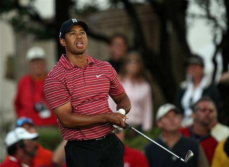 Tiger Woods sleduje odpal na turnaji Arnold Palmer Invitational.