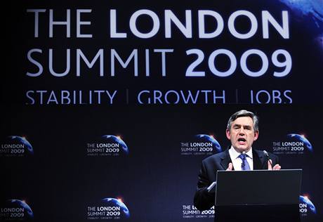 Britský premiér Gordon Brown mluví na londýnském summitu G20.