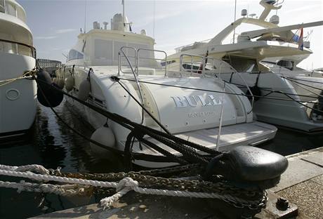 Madoffova sedmadvacet metr dlouhá jachta v hodnot sedmi milion dolar kotví v pístavu letoviska Antibes.