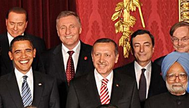 Premiér Mirek Topolánek stál pi focení u královny Albty II. nad americkým prezidentem Obamou.