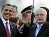Prezident Václav Klaus vítá na ruzyském letiti Baracka Obamu. 