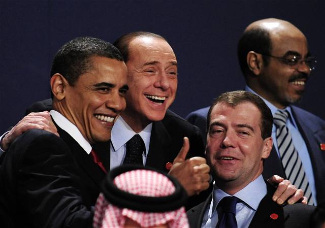 Dobrá nálada pi focení lídr G20. Zleva Barack Obama, italský premiér Silvio Berlusconi a ruský prezident Dmitrij Medvedv.