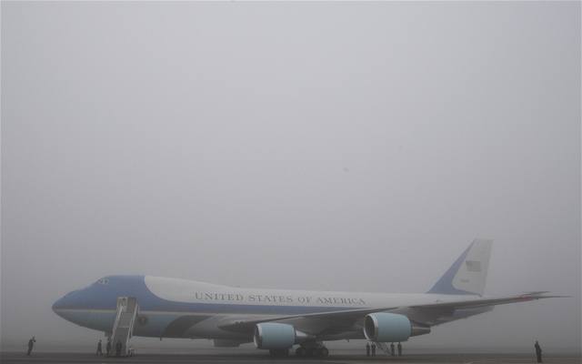 Londýn se se speciálem Air Force One louil mlhou.