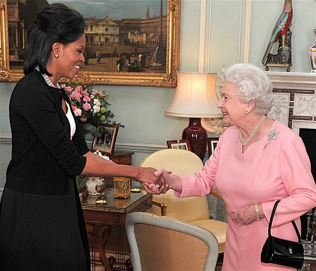 Manelka prezidenta USA Michelle Obamová se setkala s britskou královnou Albtou II.