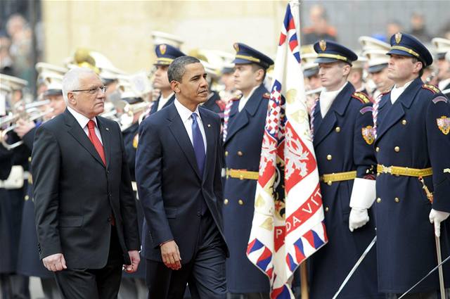 Prezident Václav Klaus (vlevo) pivítal 5. dubna na Parském hrad amerického prezidenta Baracka Obamu. 