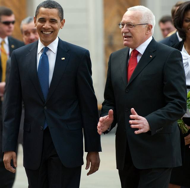 Václav Klaus (vpravo) vítá americkém prezidenta Baracka Obamu na Praském hrad