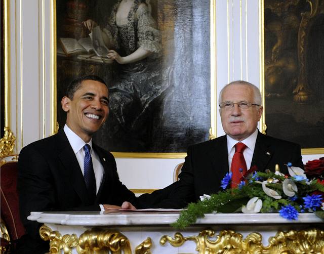 Prezident Václav Klaus (vpravo) pivítal 5. dubna na Praském hrad amerického prezidenta Baracka Obamu. 