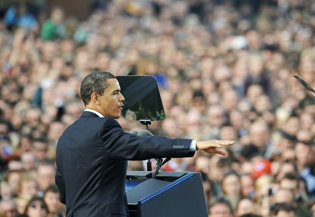 Obama pi projevu.