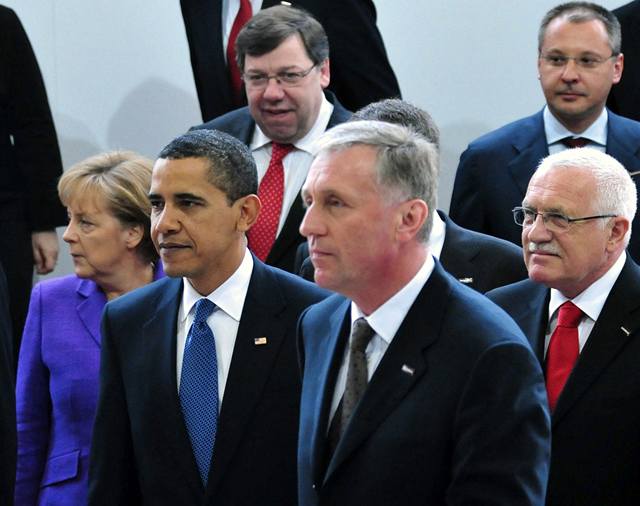 Zprava eský prezident Václav Klaus, premiér Mirek Topolánek, americký prezident Barack Obama a nmecká kancléka Angela Merkelová po spoleném fotografování 5. dubna v Kongresovém centru v Praze na summitu EU-USA. 