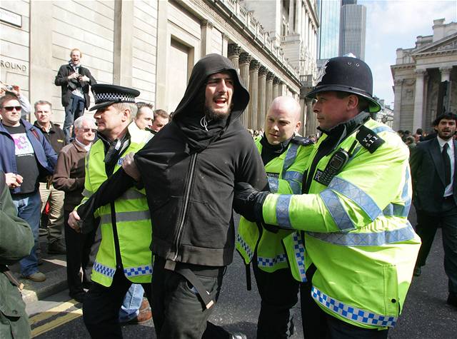 Policisté v Londýn zatýkají jednoho z protestant proti setkání skupiny G20.