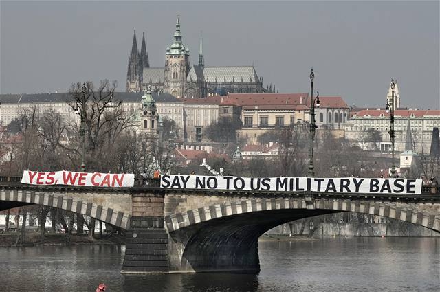 Protestní transparent proti americkému radaru na most Legií.