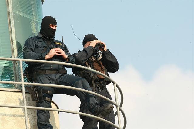 Obama v Praze. Policisté hlídali praské letit.