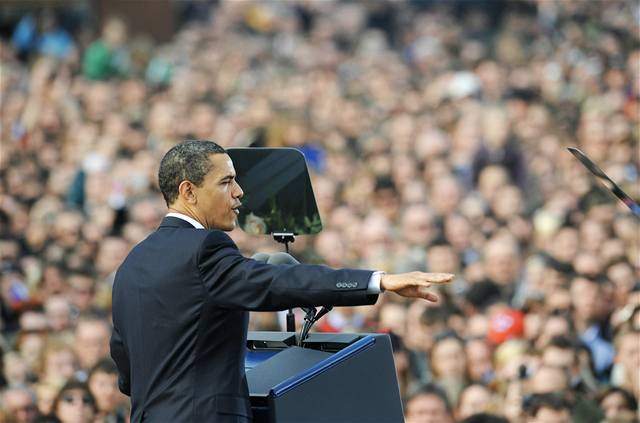 Obama v Praze. Barack Obama pi projevu na Hradanském námstí.