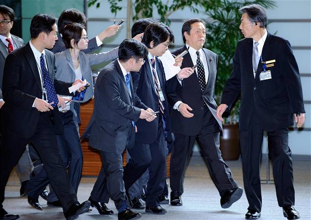 Japonského ministra obrany Yasukazu Hamady pronásledují novinái.
