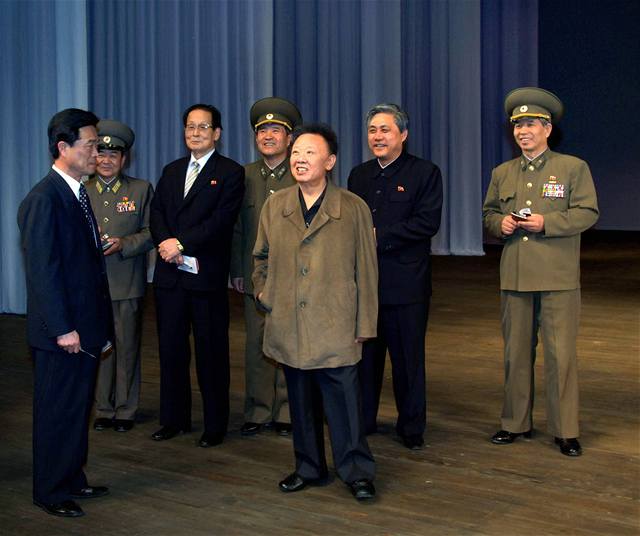 Severokorejský vdce Kim ong-il na nedatovaném snímku pi inspekci divadla v Pchjongjangu.
