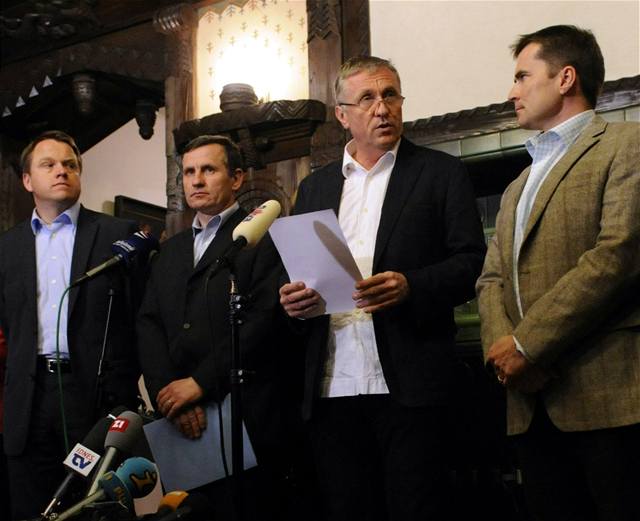 Politické strany se dohodly na podob úednické vlády. Zleva Martin Bursík (SZ), Jií unek (KDU-SL), Mirek Topolánek (ODS) a David Vodráka (ODS). 