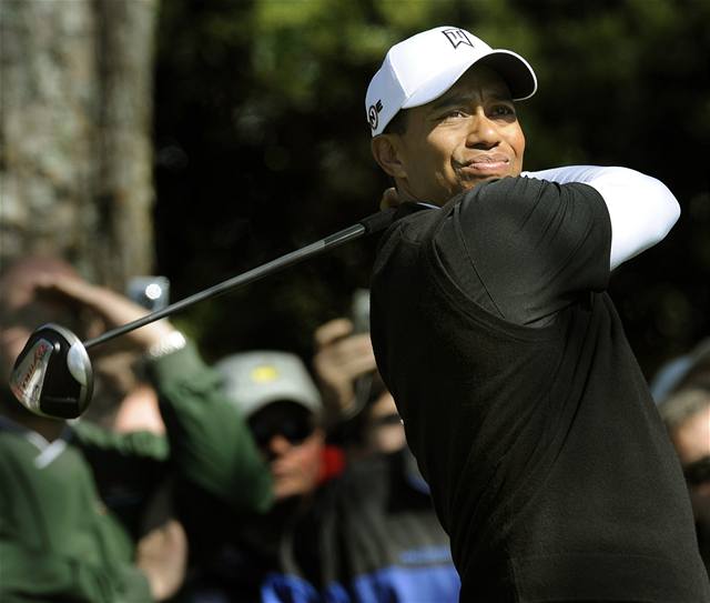 Tiger Woods pi trénink na turnaj Masters v August.