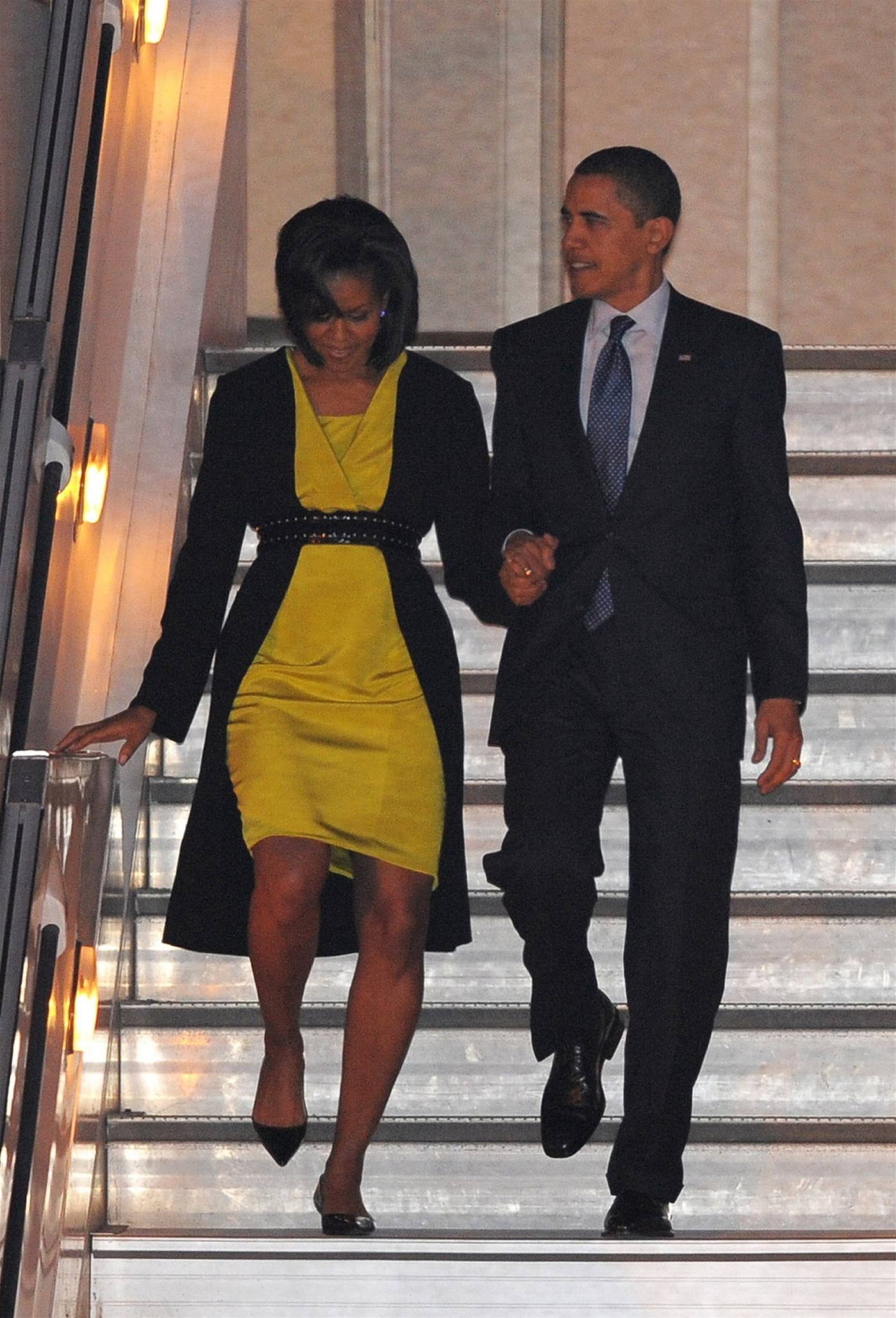 Barack Obama sestupuje po schdcích z Air Force One na londýnské letit.