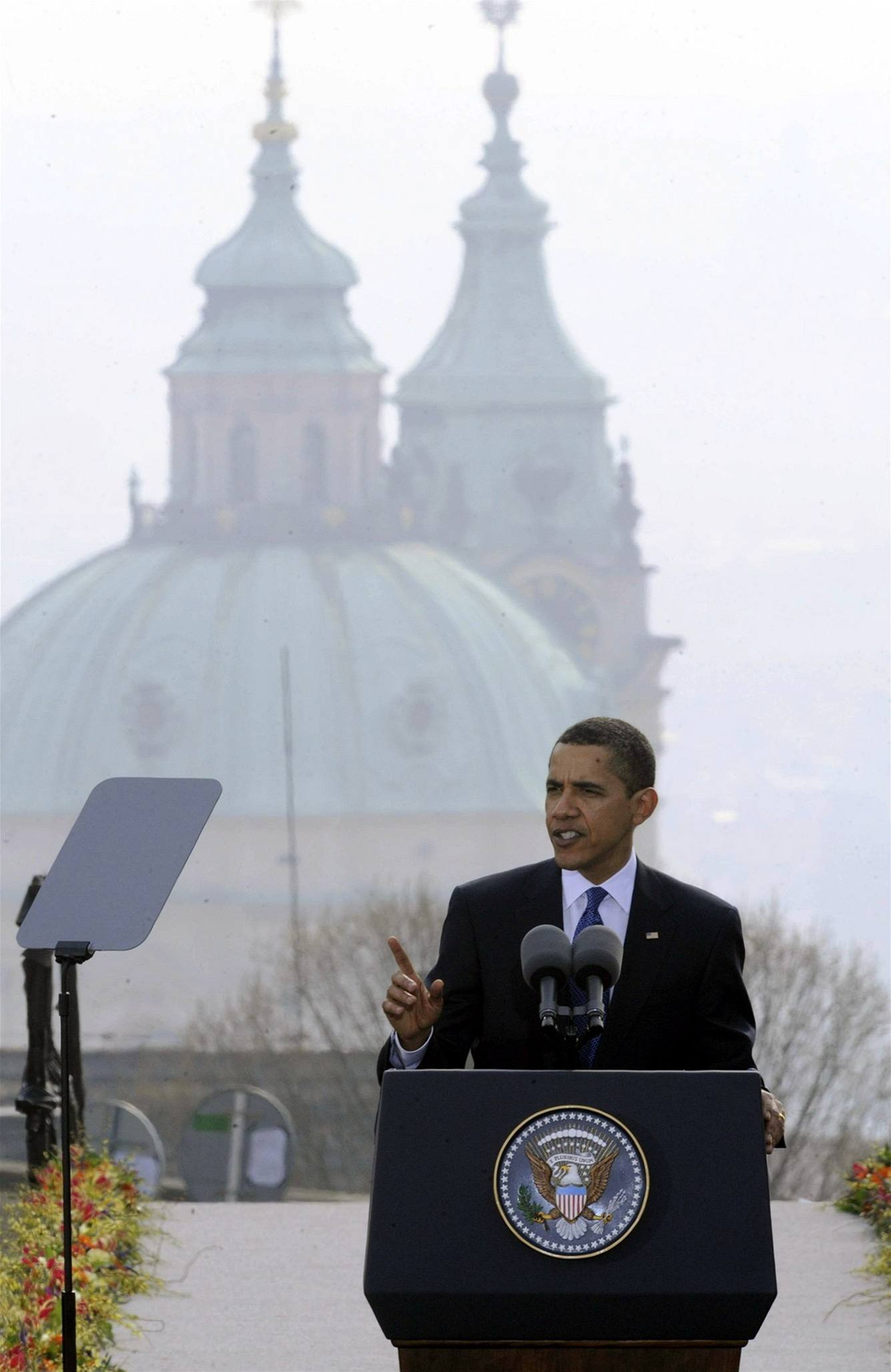 Obama v Praze. Prezident USA Barack Obama pi projevu na Hradanském námstí.