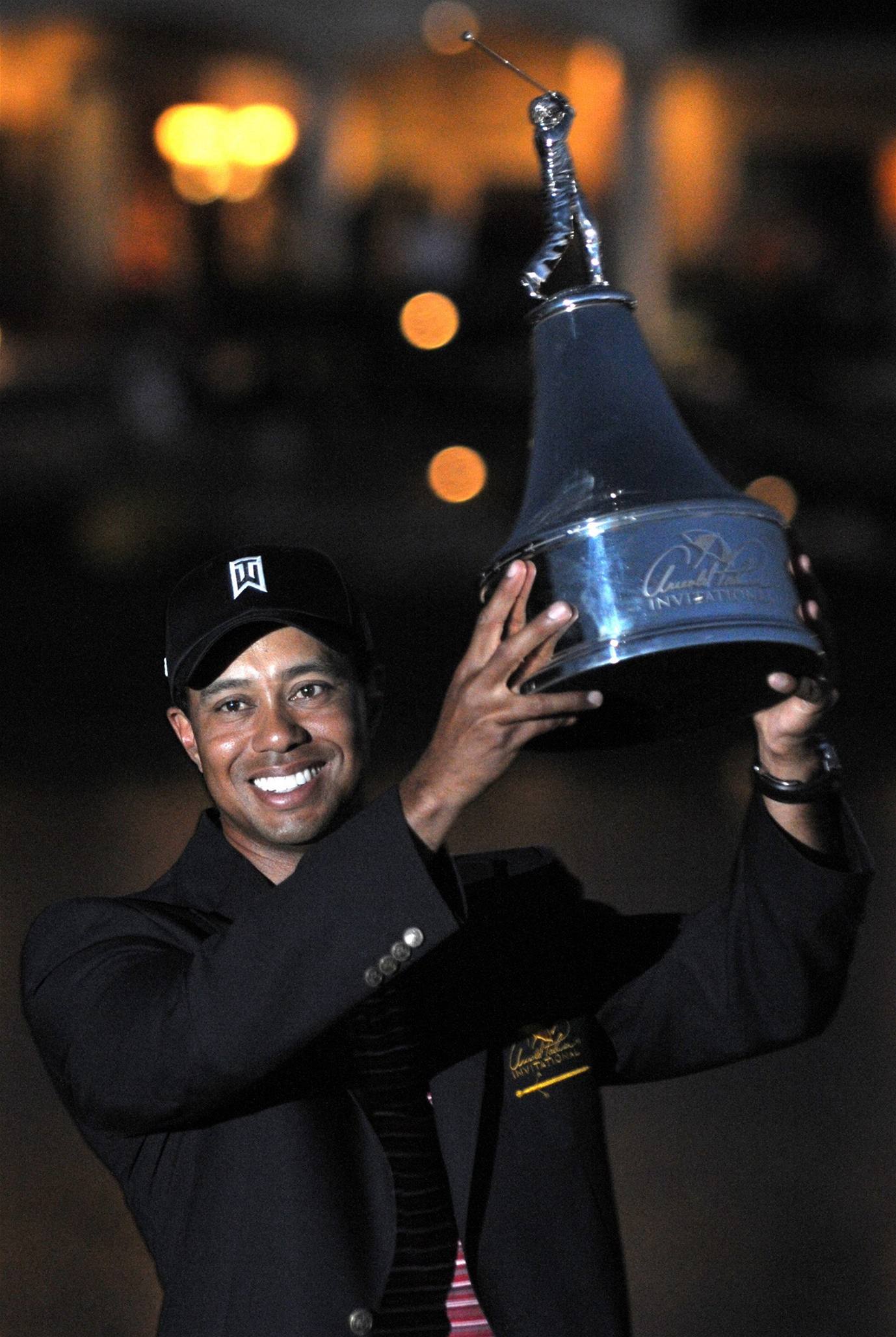 Tiger Woods s vítznou trofejí z turnaje Arnold Palmer Invitational.