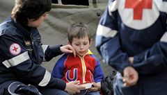 Pracovnice erveného kíe ukliduje dít v provizorním táboe blízko msta Aquila.