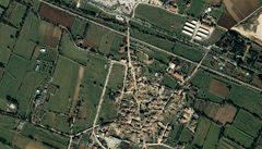 Satelitní snímek vesnice Onna, kterou zemtesení srovnalo se zemí.