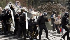 Moldavská policie zasahuje proti demonstrantm.