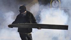 Bitka extremist s polici: Vzduchem ltaly laviky