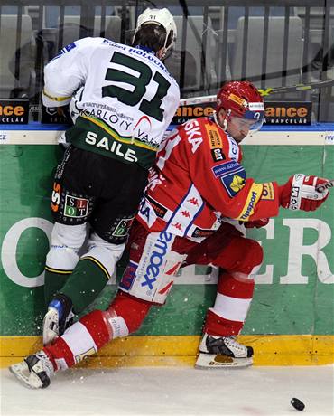Jaroslav Bedná (v erveném) hrál v play off se zlomenou nohou.