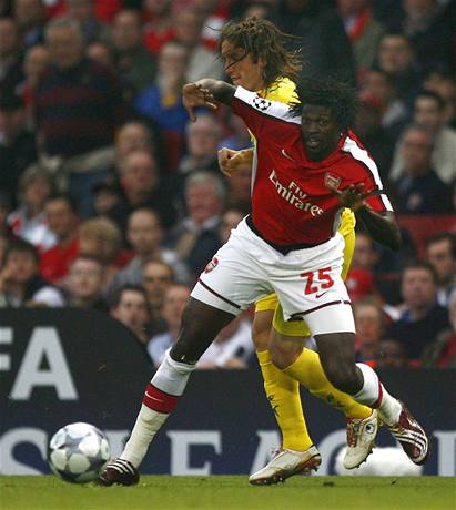 Útoník Arsenalu Adebayor v souboji se stoperem Villarrealu Gonzalem.