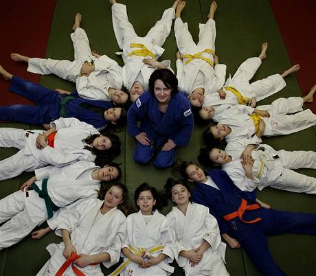 Irina Gračeva z Vladivostoku trénuje judo mladé dívky.  