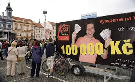 Akce rádia Kiss "Vysypeme pímo mezi vás 100 tisíc korun", pi ní se zranilo 24 lidí.