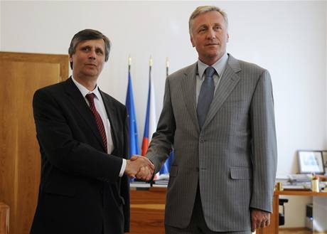 Designovaný premiér Jan Fischer a premiér v demisi Mirek Topolánek (vpravo).