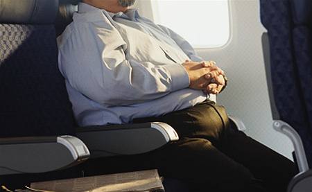 Americká letecká spolenost United Airlines zaala útovat píli tlustým cestujícím poplatek za dalí sedaku.