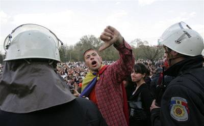 Mladý demonstrant gestikuluje ped moldavskými policisty.