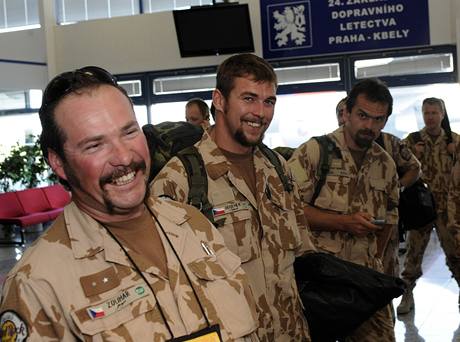 Písluníci druhého kontingentu eské armády, kteí se vrátili z mise v Afghánistánu