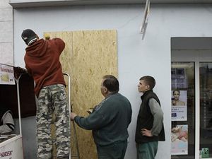 Ppravy na pochod neonacist v st nad Labem.