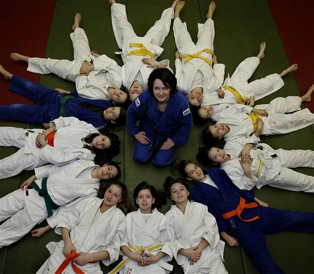Irina Graeva z Vladivostoku trénuje judo mladé dívky.  