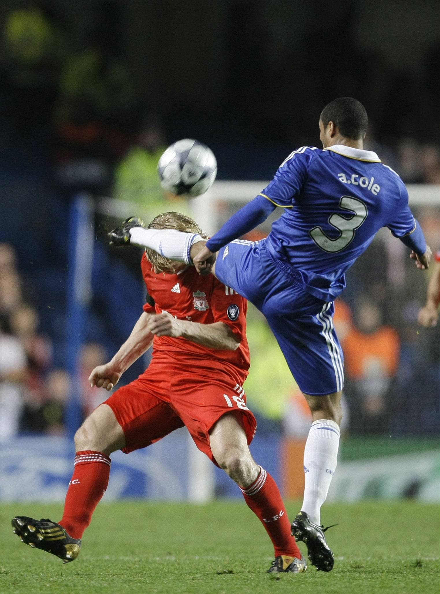 Dirk Kuyt (vlevo) a Ashley Cole z Chelsea.