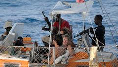 Somál�tí piráti dr�í rukojmí.