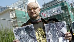 Michal Blaek ukazuje návhry sgrafita.