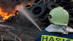 U Vřesové na Sokolovsku zachvátil oheň sklad použitých pneumatik. Hasiči se snaží šíření ohně zastavit. | na serveru Lidovky.cz | aktuální zprávy